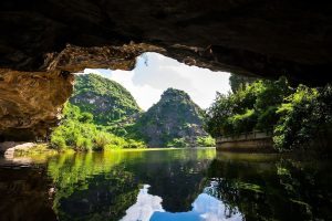 Río en la Bahía de Halong Terrestre